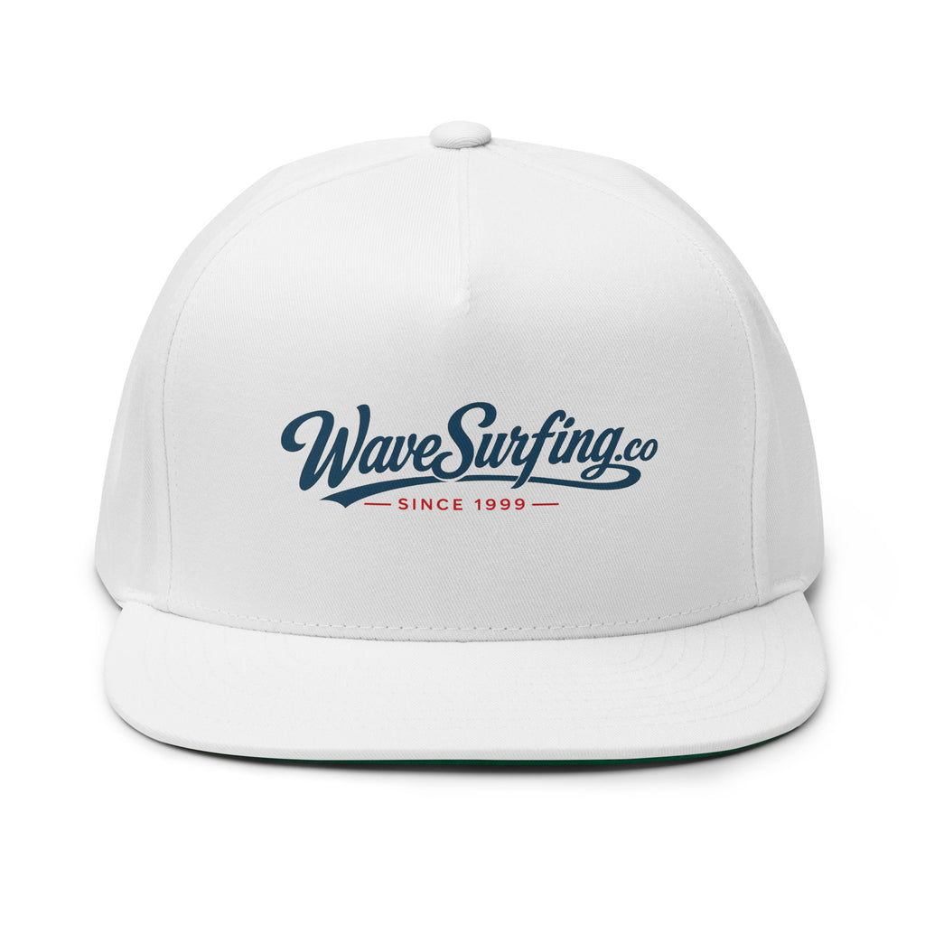 WaveSurfing™ Flat Bill Snapback Cap blanc – Vue de face logo WaveSurfing.co Since 1999 brodé bleu marine