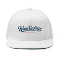 WaveSurfing™ Flat Bill Snapback Cap blanc – Vue de face logo WaveSurfing.co Since 1999 brodé bleu marine