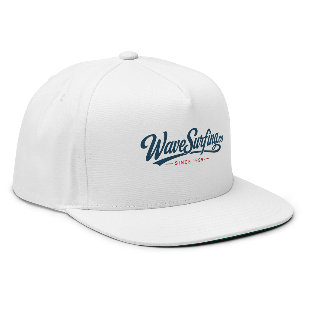 WaveSurfing™ Flat Bill Snapback Cap blanc – Vue 3/4 avant logo WaveSurfing.co Since 1999 brodé